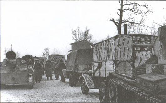 Части Красной Армии на улицах освобожденной Вязьмы Видны танки Т60 и Т26 - фото 32