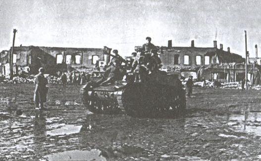 Легкий танк М3 американского производства на улицах Вязьмы Западный фронт - фото 33