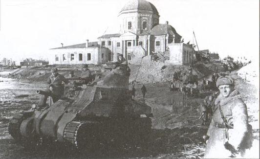 Колонна танков М3 средних выпущенных в США продвигается через центр Вязьмы - фото 34