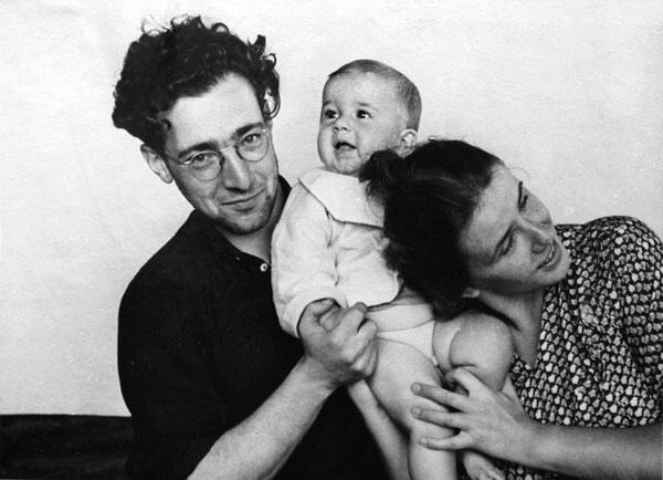 Я с матерью Ириной Дивногорской и отцом Марком Гандлевским август 1953 г - фото 11