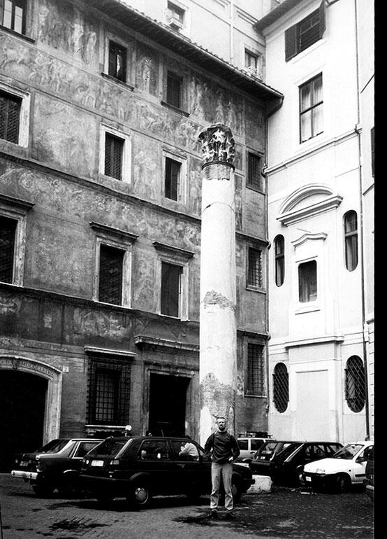 У своей колонны на Piazza de Massimi Рим 1996 г Фото П Вайля Лев Лосев - фото 39
