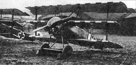 Аэродром Лешелль начало апреля 1918 г Слева красный триплан командира эскадры - фото 13