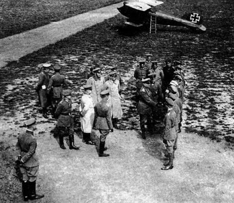 Генерал Людендорф знакомится с лётчиками Jasta 1119817 На заднем плане - фото 11