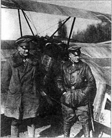 Братья фон Рихтгофен перед одним из трипланов Манфред загораживает серийный - фото 19