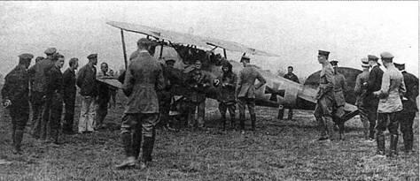Первые числа июля 1917 г Манфред перед своим Альбатросом DV После вспышки - фото 7