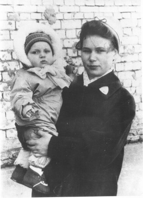 Alexander Zuyev age nine months with mother Lydia Samara Alexander Zuyev - фото 1