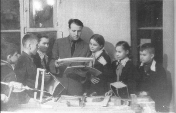 Father Mikhail Zuyev teaching science class Samara With Soviet Air Force - фото 3