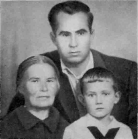 И Г Драченко с матерью Прасковьей Кузьминичной и племянником 1953 год И - фото 14