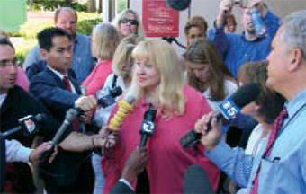 Valerie Harris making a statement to reporters in front of the courthouse - фото 26