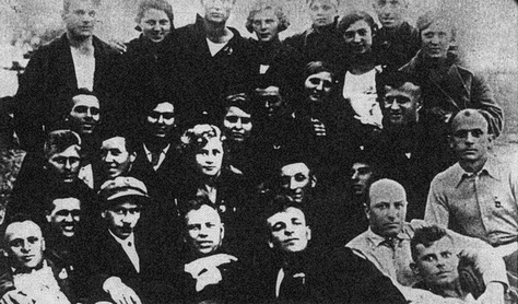 Борис Бибиков в первом ряду второй справа с молодыми работниками Харьковского - фото 2