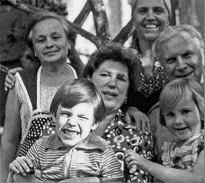 На даче Васиных Бабка Симка слева Людмила Ленина Саша автор и его кузина - фото 35