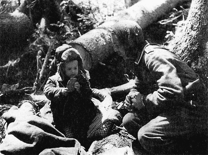 Малыш еще не понял что ему вдруг дали кусок хлеба Волховский лес 1942 г - фото 32