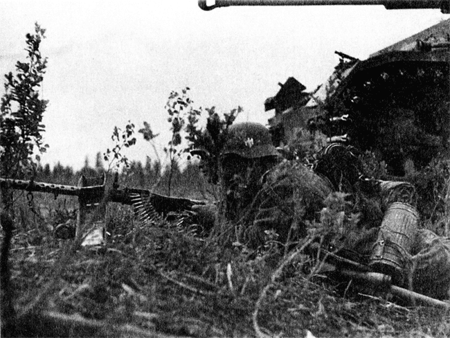 Танк и пехота в Волховской битве 1942 г В болотистом лесу Только с - фото 34