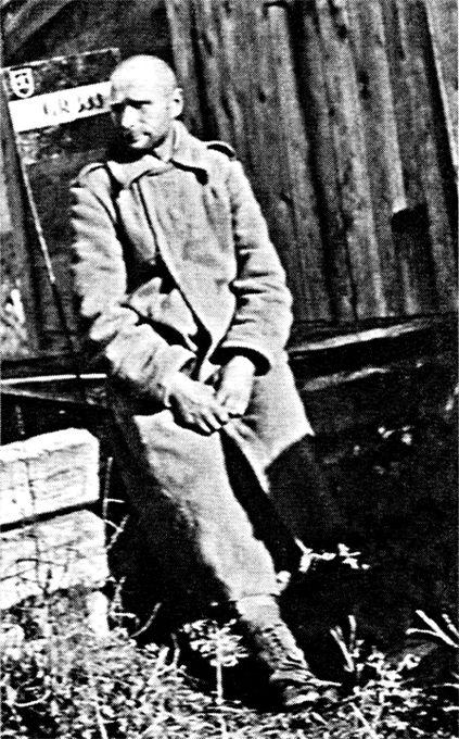 Русский пленный у сарая с гробами 1942 г Бревенчатый настил надежная - фото 39