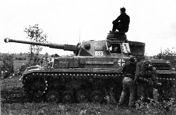 В перерыве между боями Немецкий танк в Волховском сражении 1942 г - фото 56