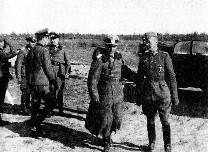 Генералфельдмаршал Кюхлер дивизионный генерал Гёритц и другие офицеры - фото 59