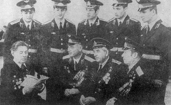 Ветераны училища с наследниками их боевой славы На снимке сидят слева - фото 39