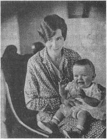 На коленях у матери в 1929 году Хотя родители моего отца оба принадлежали к - фото 1