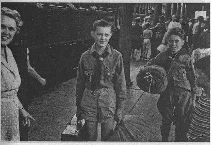 Расселл Харт в центре и я но дороге в скаутский лагерь в 1941 году Меня - фото 8