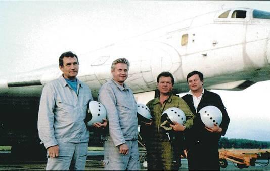 Слева направо штурман Виктор Педос штурман Евгений Кудрявцев 2й пилот - фото 134