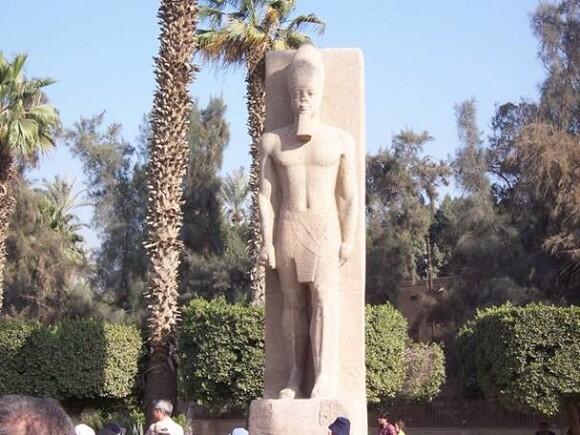 Вот еще одна статуя И вновь без носа Кому же так не нравился нос Рамзеса - фото 5
