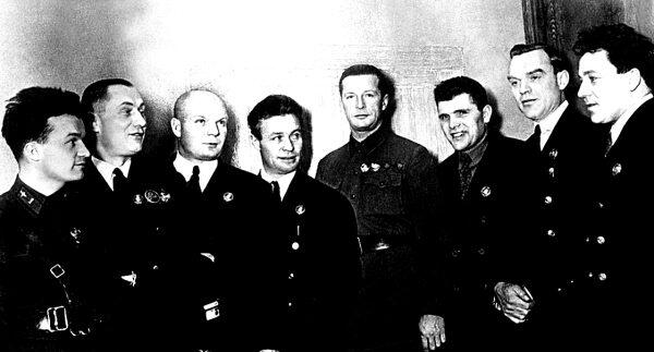 Первые Герои Советского Союза Слева направо НП Каманин МТ Слепнев ИВ - фото 4