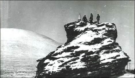 Гора Холатчахль и обелиск на останце Имелись в этой истории и факты леденящие - фото 2