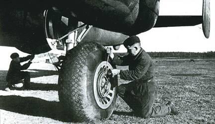 Техник и механик готовят самолет к вылету Аэродром Кратово 1943 г Поломка - фото 9