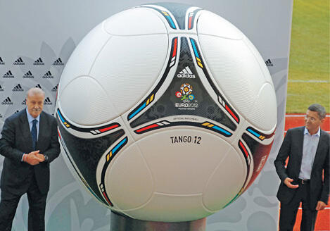 Волшебство в увеличенном масштабе официальный мяч Евро2012 Церемония - фото 44