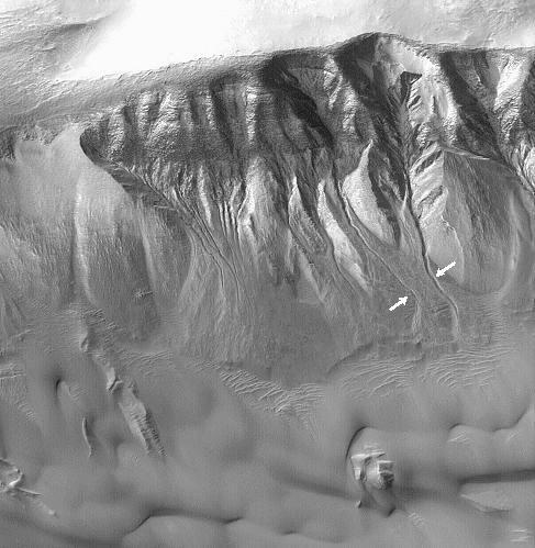 Рис 2 Осыпи грунта и нитевидные овраги на склоне кратера 424S 1582W - фото 2