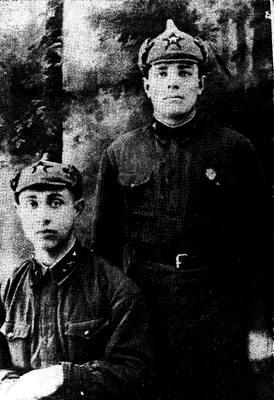 Справа автор слева друг по армии и плену Борис Либис из Винницы Он погиб в - фото 1