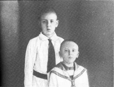 Юра Бабакин слева с братом Алешей Банкетовым Красноармеец Георгий Бабакин - фото 1