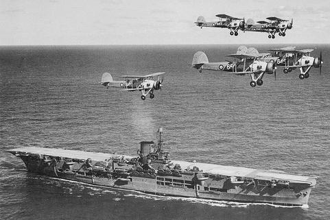 Авианосец Арк Ройял и самолёты суордфиш Английский флот в период между - фото 5
