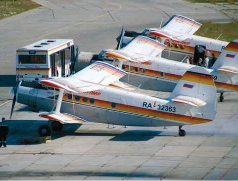 Вверху самолеты Ан2 НарьянМарского объединенного авиаотряда на перроне - фото 9
