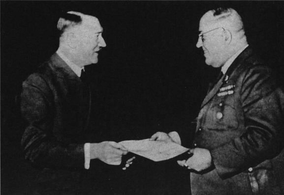Личным врачом фюрера был Теодор Морелль благодаря которому Гитлер сохранял - фото 52