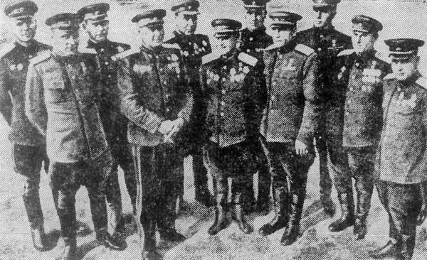 Группа генералов участников штурма Берлина перед парадом Победы на Красной - фото 24