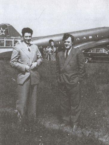 С Александром Коротковым Центральный аэродром Перед отлетом в Женеву 1955 г - фото 13