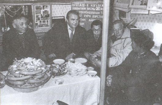 Генеральный секретарь МНРП Батмунх и посол в МНР С Павлов в гостях у айрата - фото 23