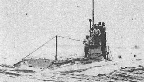 Подводная лодка А3 Подводная лодка В1 на фоне линейного корабля Виктори - фото 79