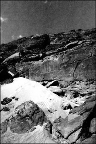 Главная скальная стенка на Стоянке 26 Проехав еще четыре километра три белых - фото 5