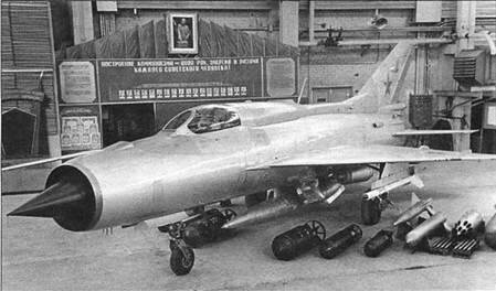 Опытный вариант истребителяперехватчика МиГ21ПФМ зав 76210103 с выкладкой - фото 133