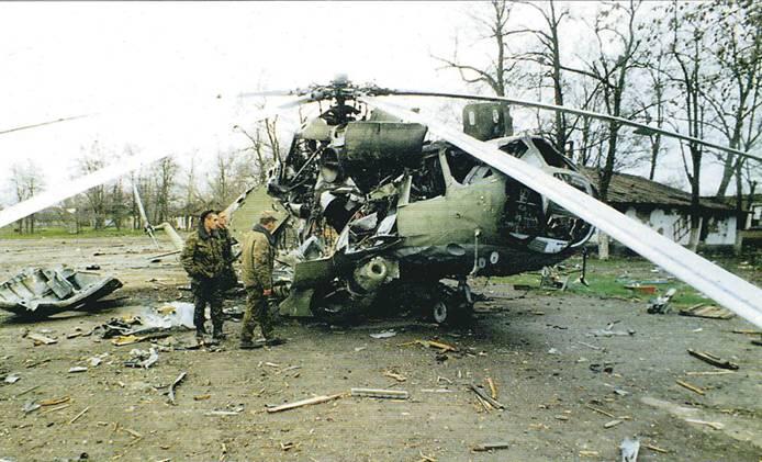 Солдаты федеральных войск осматривают останки дудаевских Ан2 и Ми8 - фото 134