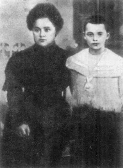 Жена и сын героя Похороны Р ИКондратенко Памятник на могиле - фото 82