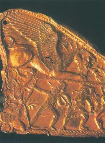 Золотая обкладка ножен меча со сценой битвы скифов с греками ЗОЛОТО СКИФОВ - фото 2
