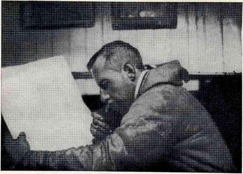 Руал Амундсен в своей каюте на Йоа Тяготы путешествия не прошли для него - фото 2