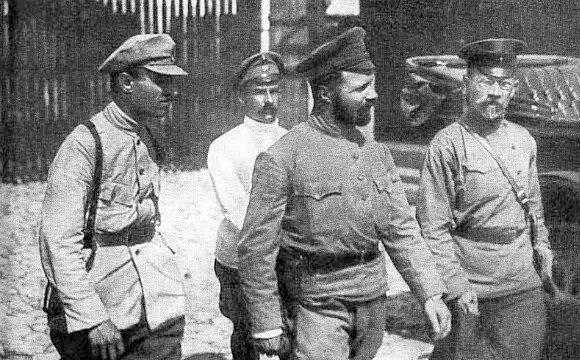 M Фрунзе и Ф Новицкий справа Ташкент 1920 год M Фрунзе и С Гусев - фото 42