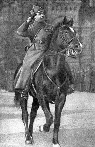 M Фрунзе принимает парад войск Красной Армии 7 ноября 1924 года на Красной - фото 49