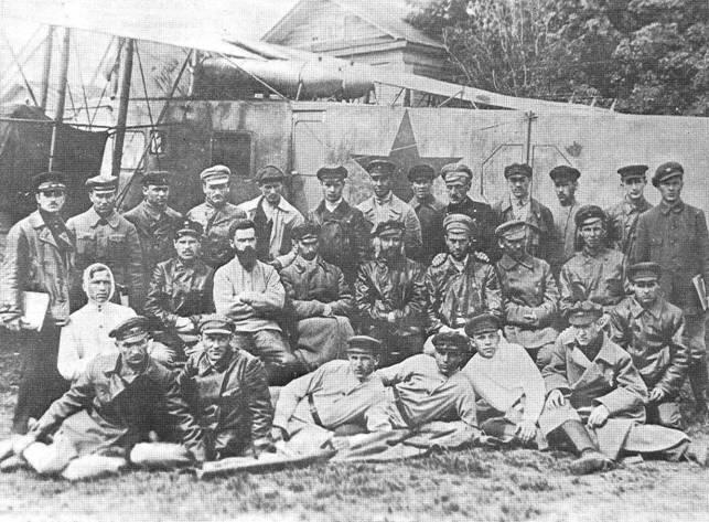 Группа служащих Дивизиона у Муромца Сарапул 1920 г Во втором ряду сидят - фото 1