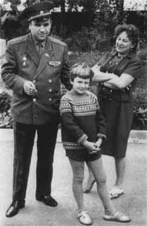 Супруги Григорьевы с младшим сыном Володей М Г Григорьев со старшими - фото 35