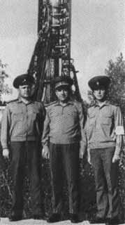 М Г Григорьев со старшими сыновьями Олегом и Сергеем на Гагаринском старте - фото 36